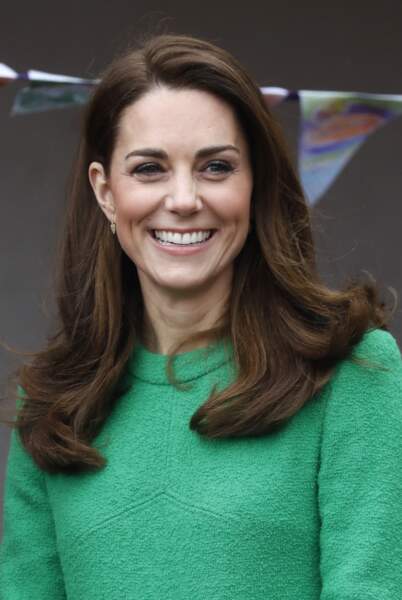 Kate Middleton ravissante avec les cheveux lâchés en robe verte Eponyne London