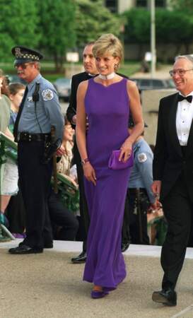 Aux États-Unis la princesse choisit une élégante robe mauve 