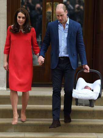 Kate et William quittent l'hôpital après la naissance de leur troisième enfant à Londres, le 23 avril 2018.