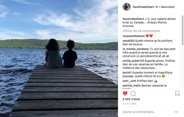 Abbie et Peter, les enfants de Faustine Bollaert et Maxime Chattam, assis sur un ponton face à un lac au Canada