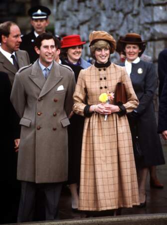 Le prince Charles et la princesse Diana, en manteau camel Arabella Pollen et beret John Boyd à Barmouth en1982
