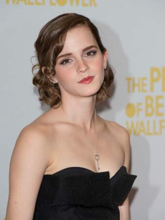 Chignon bouclé un peu rétro pour Emma Watson en 2012