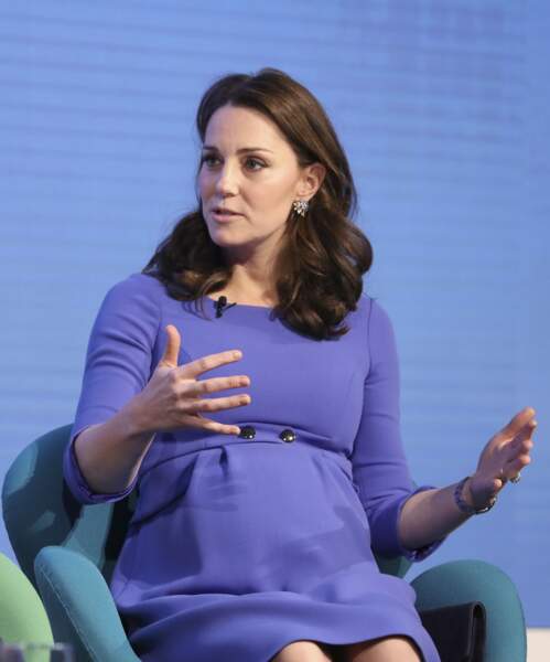 Kate Middleton, très enceinte au premier forum annuel de la Fondation Royale