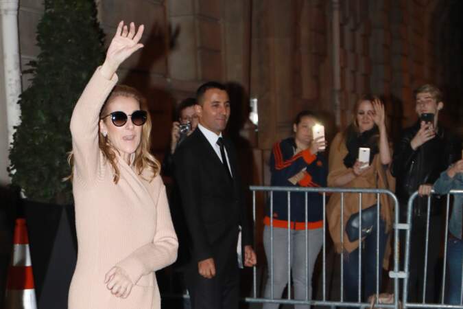 Céline Dion arrive à son hôtel, le Royal Monceau, après avoir donné un concert à Birmingham le 27 juillet 2017