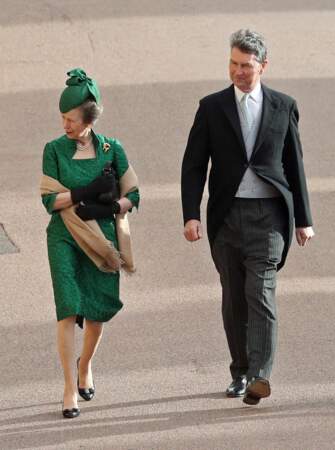 La princesse Anne en total look vert sapin aux côtés de Timothy Laurence pour le mariage de la princesse Eugenie.