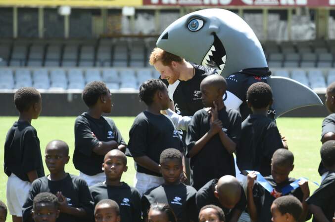 A Durban, Harry s'essaye au rugby pieds nus avec The Sharks Rugby Club