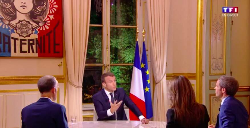La peinture "Liberté, Égalité, Fraternité" d'Obey derrière Emmanuel Macron 