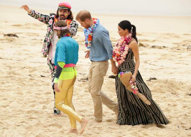 A la plage de Bondi Beach, Meghan Markle enceinte opte pour un look ethnique et bohème.