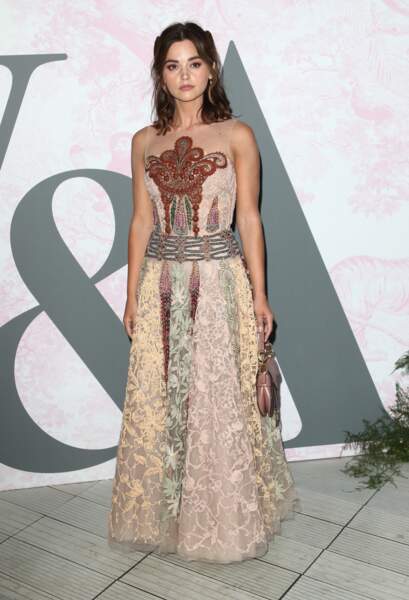 Jenna Coleman en Dior Haute Couture participait aussi à cette soirée VIP