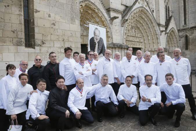 Les chefs réunis pour les obsèques de Joël Robuchon, le 17 août à la cathédrale Saint-Pierre de Poitiers
