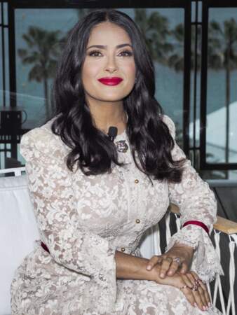 Bouche rouge et boucles sexy pour une Salma Hayek plus radieuse que jamais.