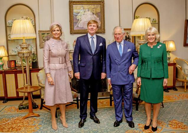 En vert émeraude pour recevoir le roi et la reine des Pays-Bas, à Clarence House, le 23 octobre 2018.