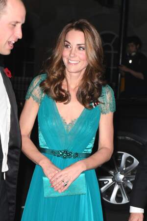 Kate Middleton élégante et souriante en robe Jenny Packham