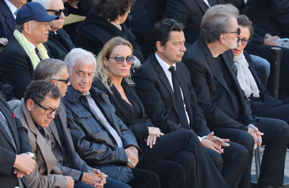 Christelle Bardet et Laurent Gerra, avec Eddy Mitchell et Jean-Paul Belmondo pour l'hommage à Charles Aznavour