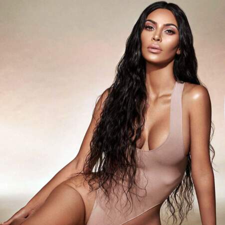 Kim Kardashian arbore des cheveux longs xxl et joliment bouclés
