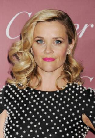 Boucles wavy, liner noir et bouche rose, le combo du glamour selon Reese Witherspoon