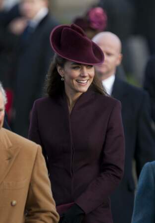 La couleur pourpre compte parmi les favorites de Kate Middleton, ici à la messe de noël de Sandringham, en 2011.