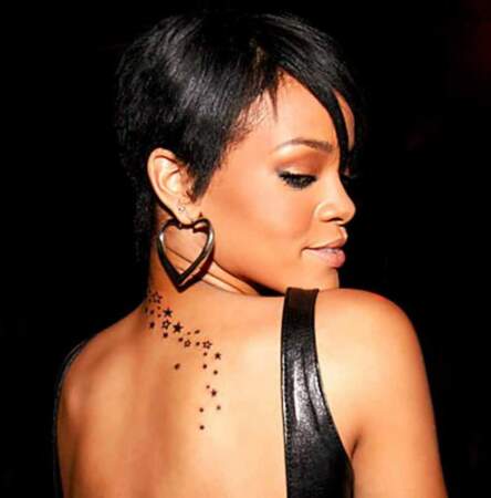 Idem pour Rihanna mais dans la nuque et le haut du dos