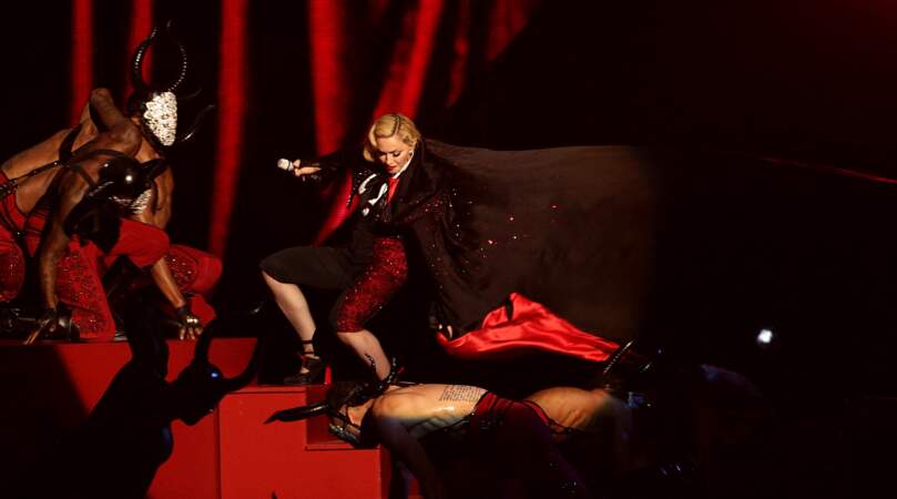 Aux Brit Awards en 2015, Madonna chute – et se fait ridiculiser sur Internet