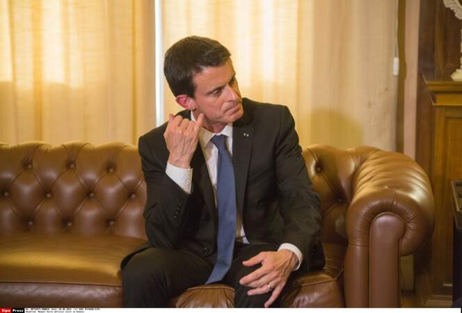 Manuel Valls capte mal avec son nouveau portable