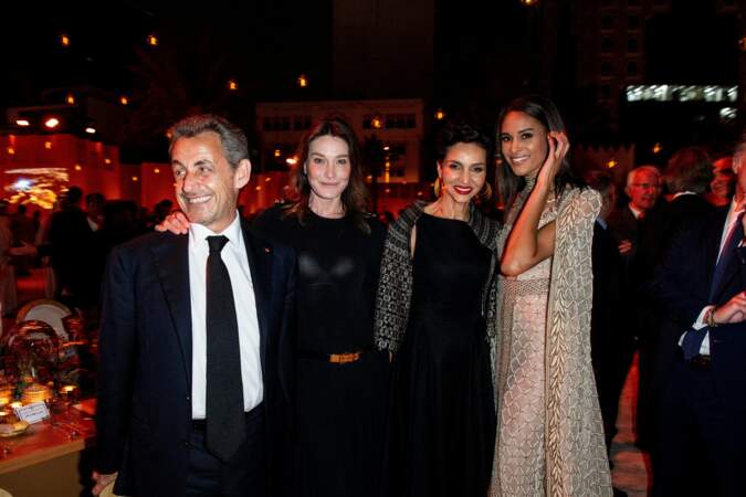 Carla Bruni et Nicolas Sarkozy posent aux côtés de Farida Khelfa et du mannequin français Cindy Bruna.