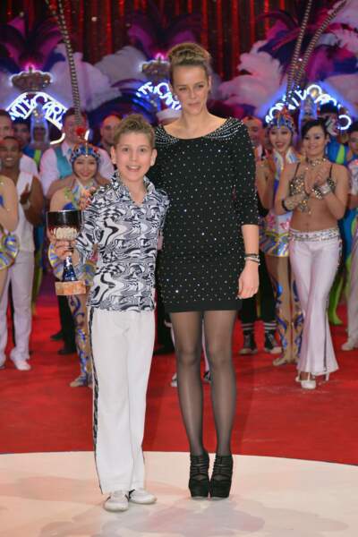 Coiffée d'un chignon haut et vêtue d'une petite robe noire, Pauline assiste au festival du cirque de Monaco 2013
