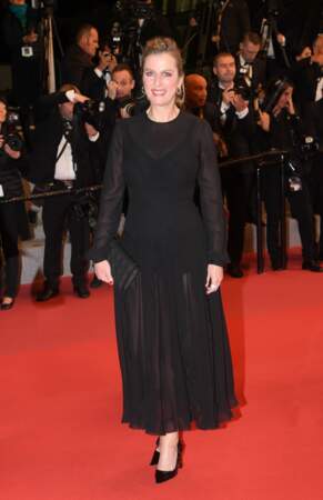 Karin Viard tout en transparence en robe noire signée Dior