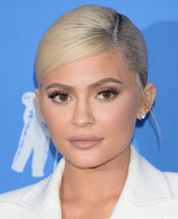 Quand Kylie Jenner passe au blond, c'est radical mais elle reste stylée avec un chignon en side-hair