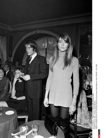 Un soir de 1968 chez Maxim's : en couple depuis un an, Jacques et Françoise sortent jusqu'à ce que Paris s'éveille.