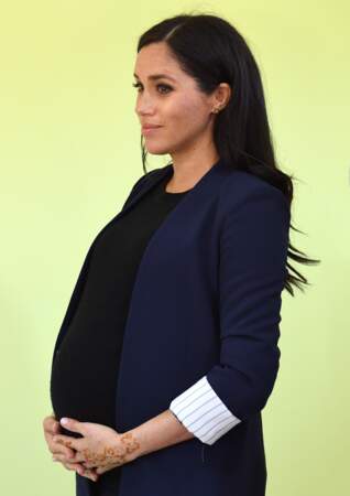 Meghan Markle enceinte en top et veste Alice & Olivia au Maroc le 24 février 2019.