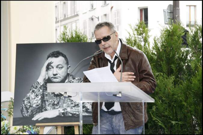 Le 29 octobre 2006, il participe à l'inauguration de la place Coluche dans le 14e arrondissement de Paris