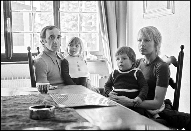 Charles Aznavour avec sa femme Ulla et leurs enfants Katia et Misha, dans les années 70.