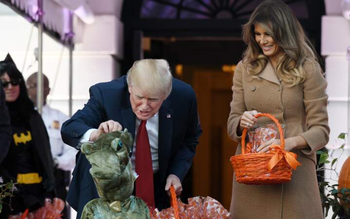 Donald Trump, amusé par un costume, aux côtés de son épouse Melania