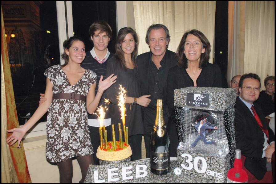Michel Leeb, entouré de sa femme Béatrice, de son fils Tom et de ses deux filles Elsa et Fanny