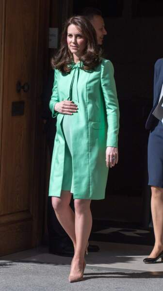 Kate Middleton le 21 mars 2018 enceinte du prince Louis surprend dans une robe vert pomme Jenny Packham