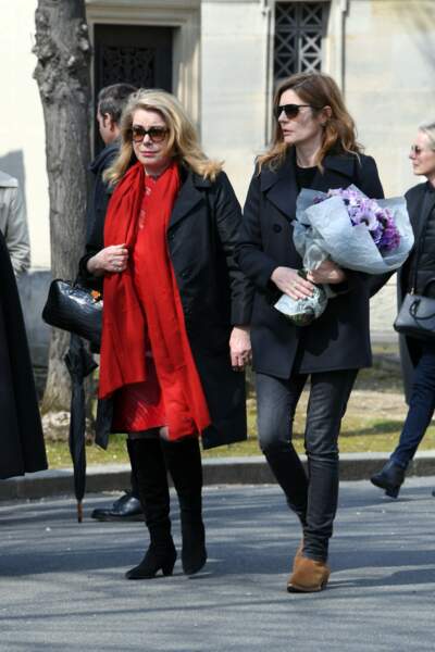 Catherine Deneuve et Chiara Mastroianni arrivant avec un bouquet de fleurs au cimetière du Montparnasse