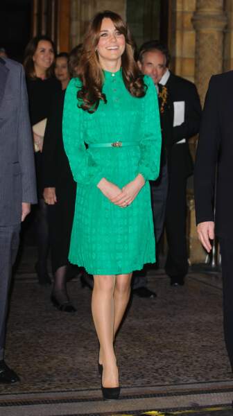 Kate Middleton en novembre 2012 ose une robe verte flashy signée Mulberry