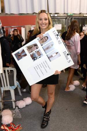 Fière de participer au Etam Live Show 2018, Ilona Smet brandit son panneau qui représente son look lingerie, glam' 