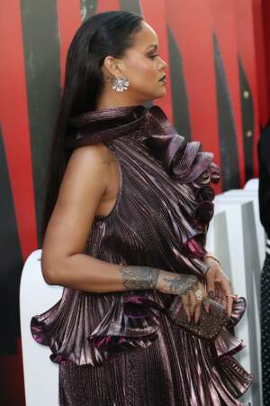 Rihanna mise sur le taouage bijou sur le bras et le poignet