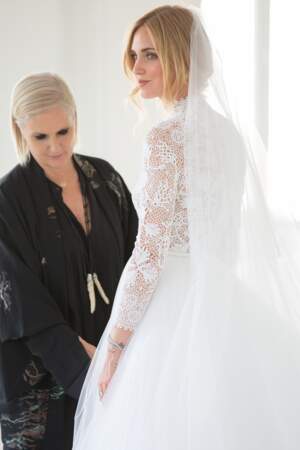 Maria Grazia Chiuri fait les derniers ajustements sur la robe de mariée de Chiara Ferragni
