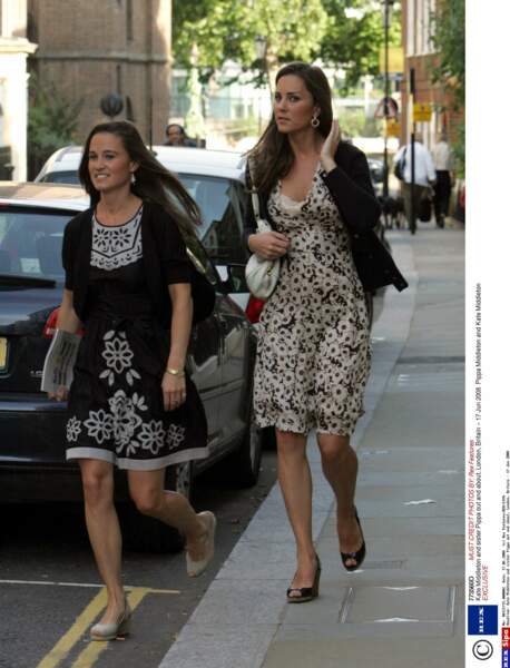 Kate et Pippa Middleton dans les rues de Londres, le 17 juin 2008