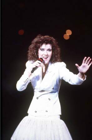 En veste de blazer et jupe bouffante blanche, Céline Dion triomphe au concours de l'Eurovision en 1988