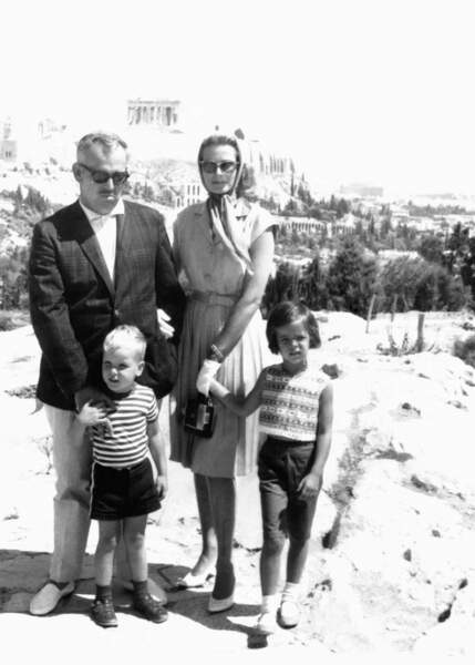 Rainier, Grace, Caroline et Albert de Monaco posent devant l'Acropole à Athènes, en 1961