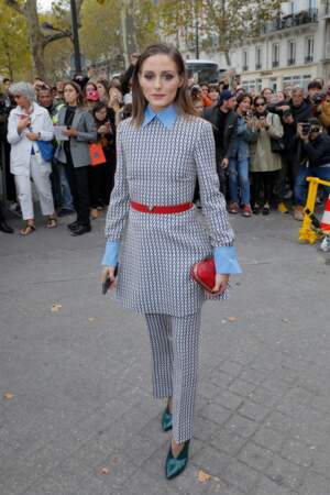 Icone de style, Olivia Palermo fait matcher ceinture et clutch en forme de coeur pour le défilé Valentino.