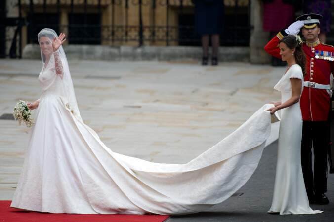 Kate Middleton (en robe Alexander McQueen) et sa soeur Pippa lors de son mariage au prince William, en 2011