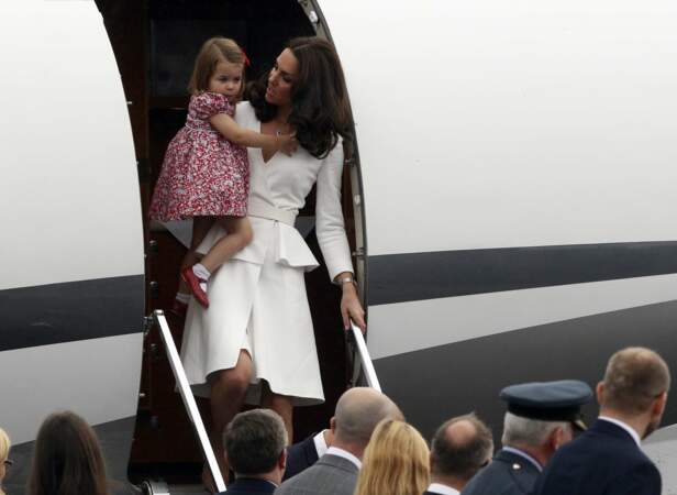 Kate Middleton arrive en famille en Pologne dans un tailleur blanc immaculé