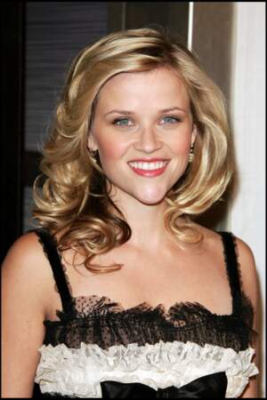Reese Witherspoon alterne entre boucles souples et cheveux lisses, deux styles qui lui vont à ravir