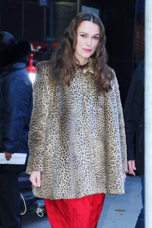 Keira Knightley craque aussi pour le manteau à motif léopard par-dessus sa robe rouge le 13 mars 2019