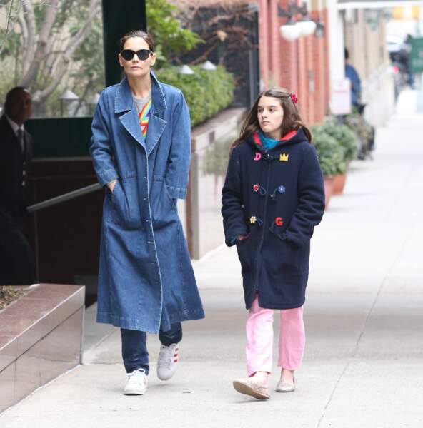 Katie Holmes avec sa fille Suri, qu'elle a eu avec Tom Cruise, dans les rues de New York, le 13 mars 2019