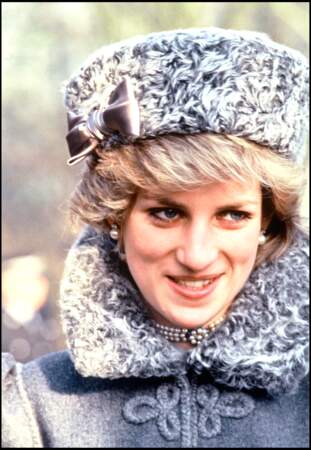 La princesse Diana, avec des boucles d'oreilles en perle, en 1983